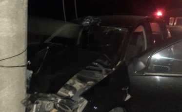 Carro sai da pista e bate em poste no Balneário Rincão