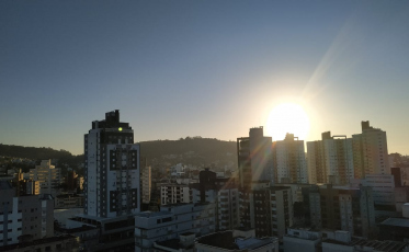 Domingo de sol e com máximas próximas dos 30ºC no sul de SC