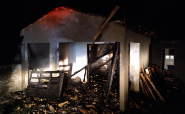 Garagem é parcialmente destruída por fogo em município do sul de SC