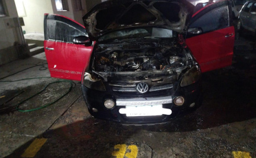 Incêndio atinge carro dentro de residencial