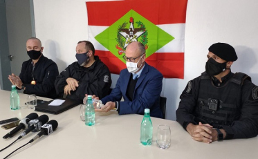 “Houve uma falha de procedimento na abertura e fechamento de uma porta”, fala secretário sobre rebelião