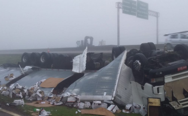 Carreta carregando vinhos tomba na BR-101 próximo a Tubarão (VÍDEO)