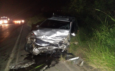 Carros batem de frente em rodovia criciumense 