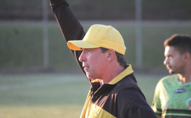 Paulo Baier preocupado: técnico quer mais oito reforços