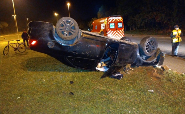 Carro capota em rótula de rodovia criciumense