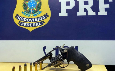 Arma é localizada em motor de veículo