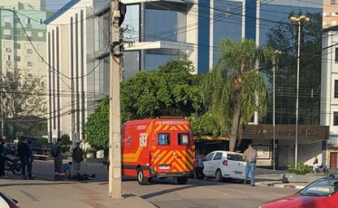 Motociclista fica ferido ao bater em caminhão