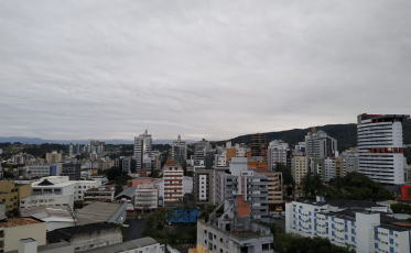 Tempo vai limpando e frio chega forte em Criciúma e região