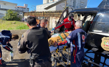 Menino de seis anos é atropelado por trator