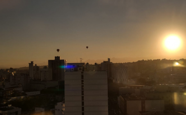 Balões sobrevoam Criciúma em comemoração aos 74 anos do Tigre (VÍDEOS)