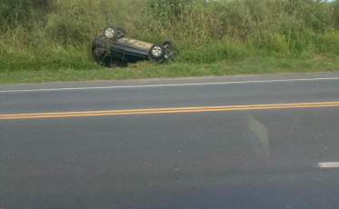 Veículo capota em rodovia de Cocal do Sul