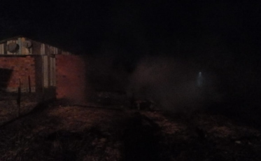 Casa de madeira é totalmente destruída por incêndio