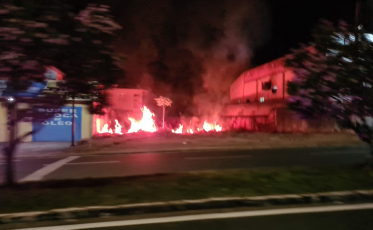 Fogo em terreno e muita fumaça na Avenida Chile