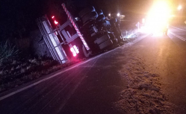 Freios falham e caminhão carregado de maçãs tomba