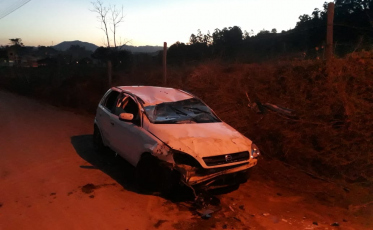 Adolescente capota carro em Gravatal