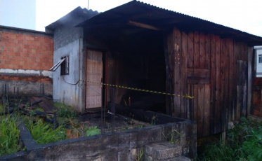 Incêndio atinge casa abandonada em Criciúma