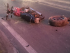 Motociclista sofre fratura exposta após colidir na traseira de caminhonete