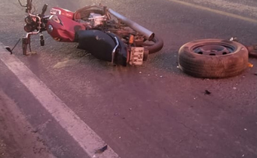 Motociclista sofre fratura exposta após colidir na traseira de caminhonete