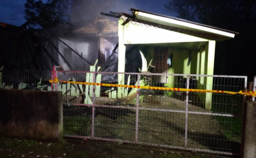 Incêndio destrói parte de residência no extremo sul de SC