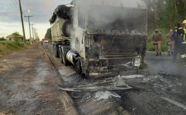 Duas pessoas morrem e caminhão pega fogo em acidente no Rincão (VÍDEOS)