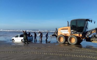 Maré sobe e carro atola na beira-mar do Rincão (FOTOS)