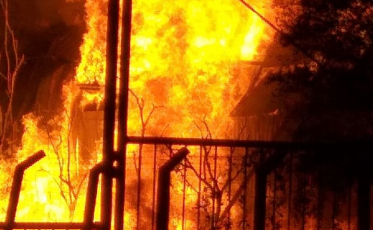 Incêndio de grandes proporções no bairro Mineira Velha (VÍDEOS)