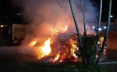 Depósito de reciclagem pega fogo em Criciúma