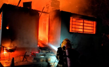 Casa é destruída em incêndio em Criciúma