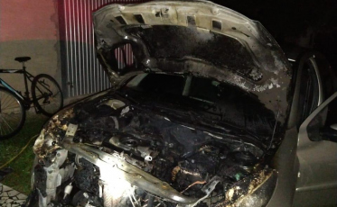 Carro é parcialmente destruído por incêndio em Criciúma