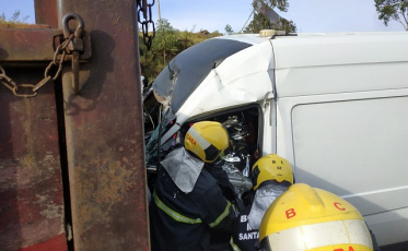 Homem fica preso às ferragens após acidente na BR-101