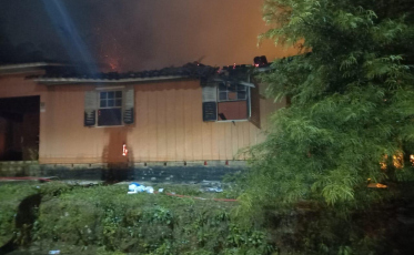 Incêndio atinge casa abandonada em Içara 