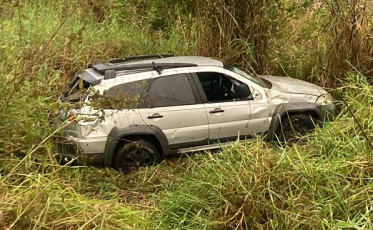 Por conta de água na pista, motorista perde o controle do veículo