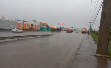 Marginal da BR-101 alaga e quatro carros são danificados