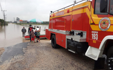 Bombeiros resgatam idosa e criança em Morro da Fumaça
