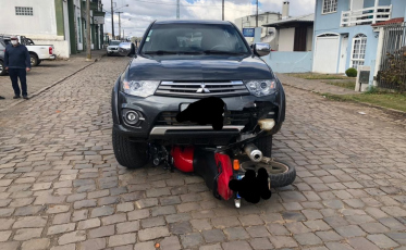 Moto vai parar embaixo de caminhonete em acidente na serra catarinense
