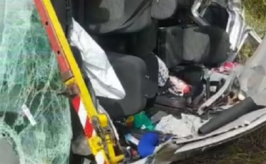 Carro capota com família dentro e uma pessoa morre 