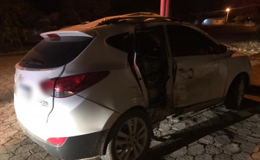 Motorista fica ferido após colidir em objeto fixo 