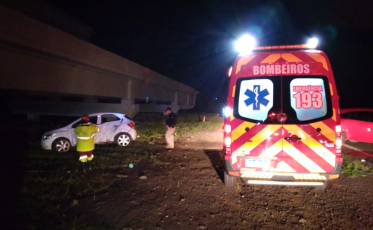 Passageiros são levados ao hospital após colisão entre dois veículos