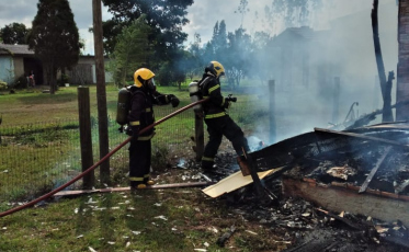 Incêndio atinge e destrói residência de madeira em Araranguá