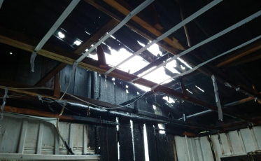 Cozinha de residência é tomada pelo fogo