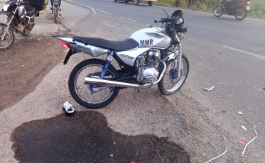 Motociclista bate em fusca e é hospitalizado com fratura exposta 