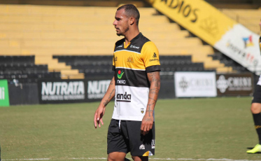 Arilson treina com bola no Centro de Treinamento e pode voltar ao time