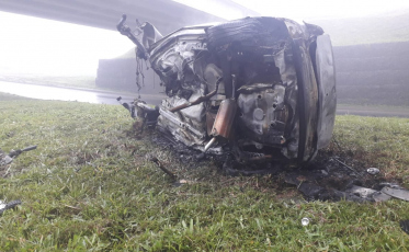 Motorista perde o controle do veículo e cai de viaduto na Via Rápida (VÍDEO)