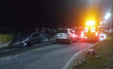 Veículos batem de frente em acidente em Laguna 