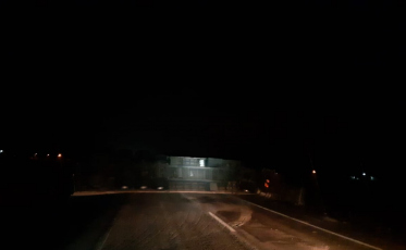 Caminhão tomba e interrompe BR-101