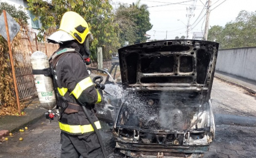 Veículo é destruído pelo fogo