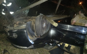 Veículo capota e atinge poste no Balneário Rincão