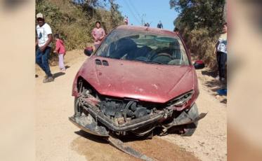 Homem fica ferido após capotar o carro