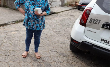 Mulher tem bolsa e celular roubados; bandido é preso de imediato