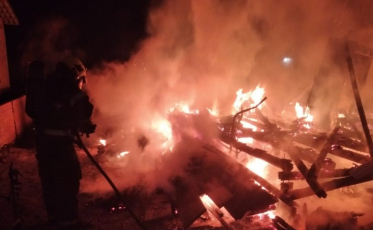  Casa de madeira é destruída em incêndio